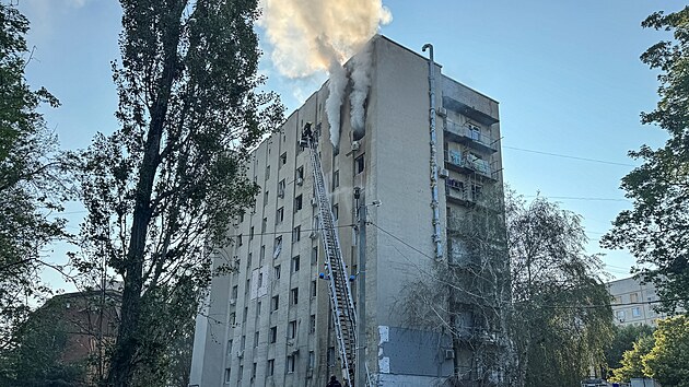 Hasii zasahuj v ukrajinskm Charkov po toku ruskch dron. (7. ervence 2025)