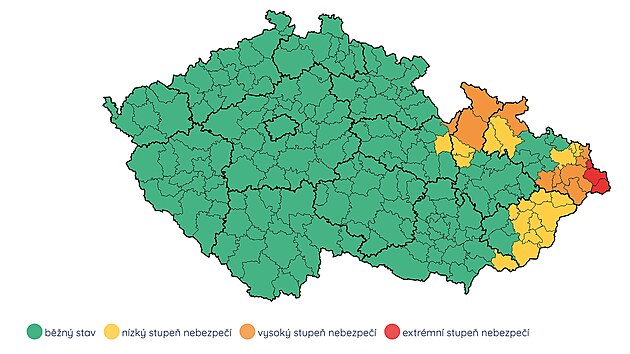 Třinec ve Ironworks insanlara kum verir. Suya karşı korumak için