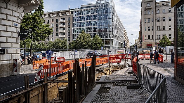 Horn st Vclavskho nmst je u rok kompletn rozkopan. (23. ervna 2025)