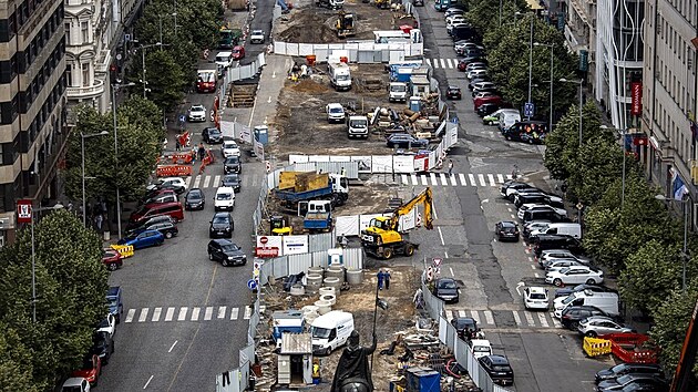 Horn st Vclavskho nmst je u rok kompletn rozkopan. (23. ervna 2025)