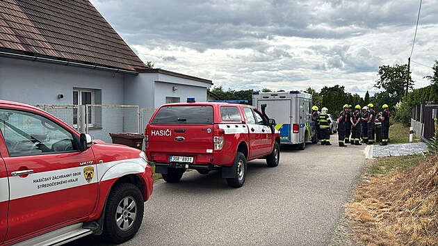 Kriminalist a hasii zasahuj v obci Pyely na Beneovsku kvli podezen na ptomnost extrmn nebezpench syntetickch opioid. (9. ervence 2025)