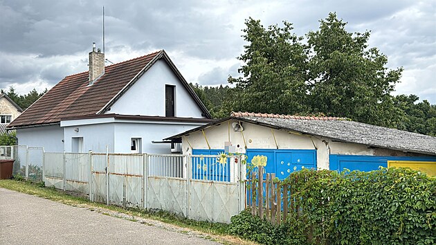 Kriminalist a hasii zasahuj v obci Pyely na Beneovsku kvli podezen na ptomnost extrmn nebezpench syntetickch opioid. (9. ervence 2025)