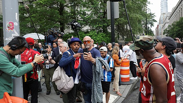 Lid se dozvdaj rozsudek v procesu Seana Diddyho Combse se sexulnm obchodem a vydrnm ped americkm federlnm soudem na Manhattanu v New Yorku. (2. ervence 2025)