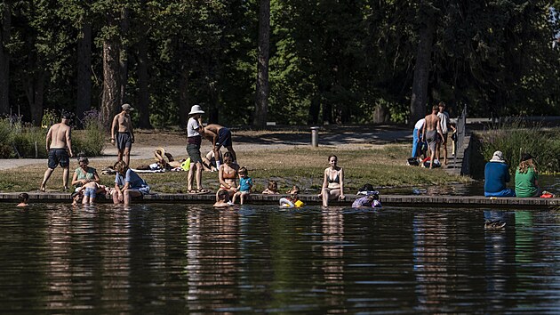 Hork� letn� teploty vyhnaly obyvatele Prahy k letensk�mu biotopu. Turist� se osv�ovali u p�tek. (2. �ervence 2025)