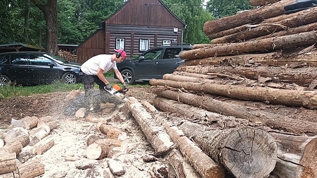Dobrovolnci pomhali obyvatelm luknovskho vbku s pracemi na zahrad i v dom.