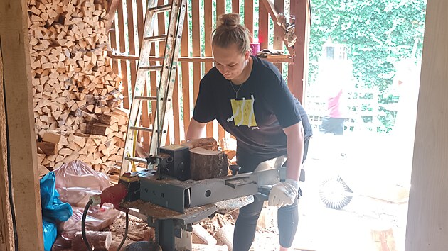 Dobrovolnci pomhali obyvatelm luknovskho vbku s pracemi na zahrad i v dom.