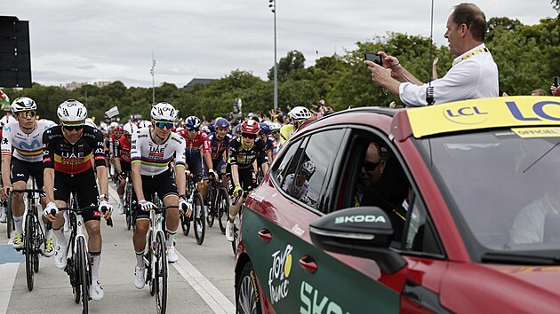 editel zvodu Christian Prudhomme si dokumentuje peloton pi pesunu na ostr start 1. etapy Tour 2025.