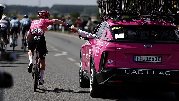Harrison Sweeny si pebr bidon z tmovho auta EF Education.