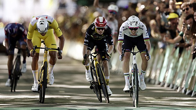 Tadej Pogaar si jede pro sv 100. profesionln vtzstv ve tvrt etap Tour. Na druhm mst finiuje Mathieu van der Poel, tet spurtuje Jonas Vingegaard.