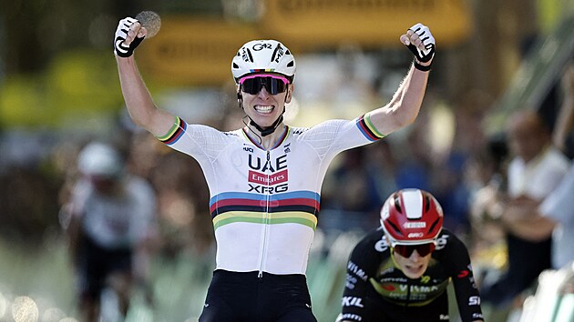 Tadej Pogaar v dresu mistra svta vtz ve 4. etap Tour de France, na tetm mst finiuje Jonas Vingegaard.