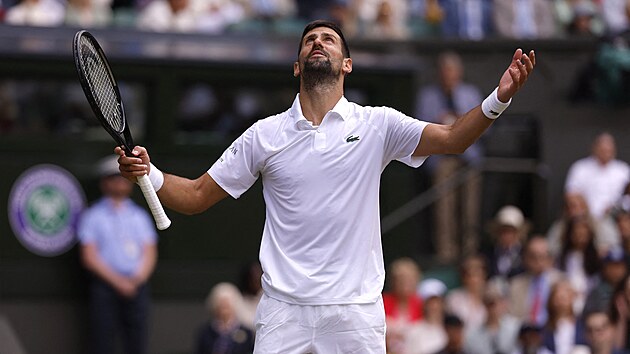 Spokojený Novak Djokovi� po vyda�ené vým�n� v osmifinále Wimbledonu.