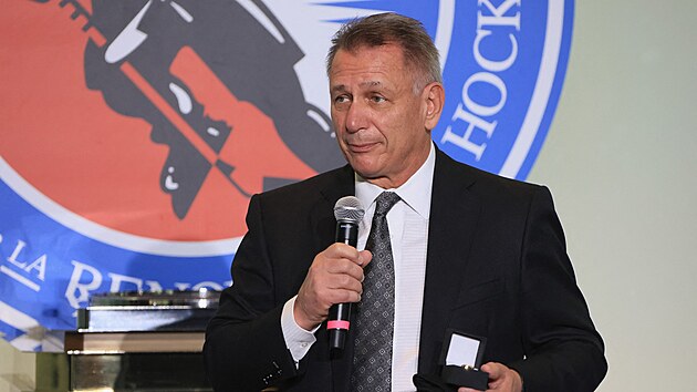 Ken Holland hovo�í k noviná��m po za�azení do hokejové sín� slávy.