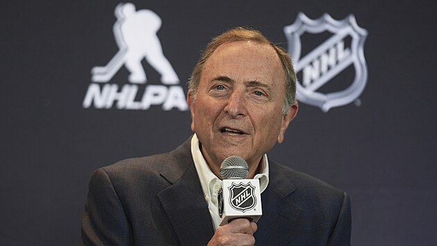 Gary Bettman hovo k novinm ped startem draftu NHL.