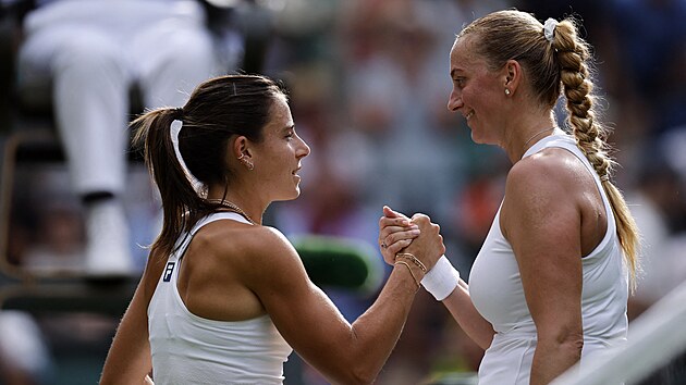 Petra Kvitov a Emma Navarrov si podvaj ruku po skonen utkn v prvnm kole Wimbledonu.