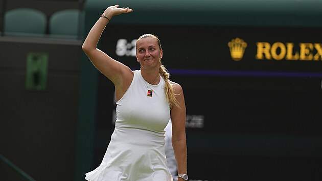 Petra Kvitov mv fanoukm po poslednm odehranm duelu ve Wimbledonu.
