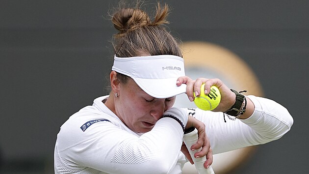 Barbora Krejíková v slzách ve tetím kole Wimbledonu.