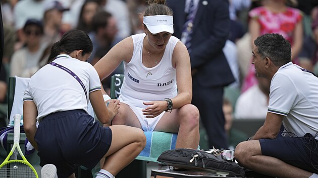 Barbora Krejkov v pi lka ve tetm kole Wimbledonu.