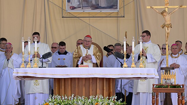 Kardinl Dominik Duka, emeritn prask arcibiskup, celebroval cyrilo-metodjskou pou ve slovensk Nite. Mezi stovkami vcch pihleli i pedstavitel sttu, mj. prezident Peter Pellegrini, bval prezident Ivan Gaparovi, ministr zahraninch vc Juraj Blanr nebo ministr vnitra Mat utaj Etok. (5. ervence 2025)