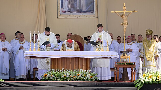 Kardinl Dominik Duka, emeritn prask arcibiskup, celebroval cyrilo-metodjskou pou ve slovensk Nite. Mezi stovkami vcch pihleli i pedstavitel sttu, mj. prezident Peter Pellegrini, bval prezident Ivan Gaparovi, ministr zahraninch vc Juraj Blanr nebo ministr vnitra Mat utaj Etok. (5. ervence 2025)