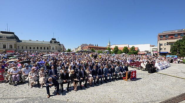 Kardinl Dominik Duka, emeritn prask arcibiskup, celebroval cyrilo-metodjskou pou ve slovensk Nite. Mezi stovkami vcch pihleli i pedstavitel sttu, mj. prezident Peter Pellegrini, bval prezident Ivan Gaparovi, ministr zahraninch vc Juraj Blanr nebo ministr vnitra Mat utaj Etok. (5. ervence 2025)
