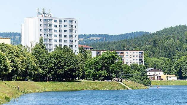 Plochy kolem ndre jsou zaplaven, nvtvnci si tak runky nebo deky nerozlo na pli u Slunench lzn nebo teba u prutu. Msto toho mus volit strm svahy, na kterch je rekreace znan nepohodln. (30. ervna 2025)