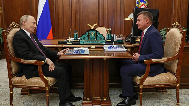 Ruský ministr dopravy Roman Starovojt s ruským prezidentem Vladimirem Putinem....