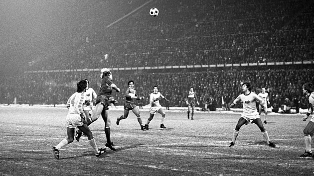 Momentka ze slavnho utkn Dukly proti Stuttgartu v v Pohru UEFA v sezon...