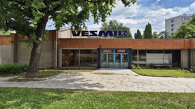 Souasn podoba objektu bvalho kina Vesmr v centru Orlov. ek ho demolice. (9. ervence 2025)