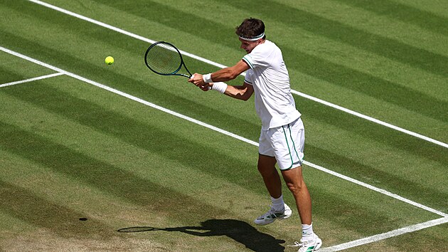 Wimbledon: Menšík üçüncü tura ilerledi, neden kafa bandı için beyzbol şapkasını değiştirdi?