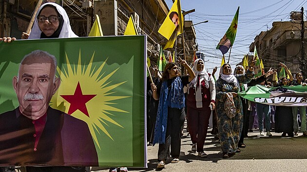 Demonstrace za proputn vdce Kurdsk strany pracujcch (PKK) Abdullaha calana v syrskm Kmil (29. kvtna 2025)