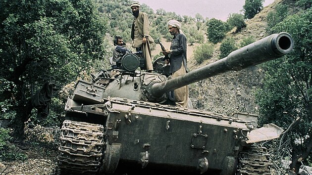 Afghnt mudahedni stoj na ukoistnm sovtskm tanku. (1987)