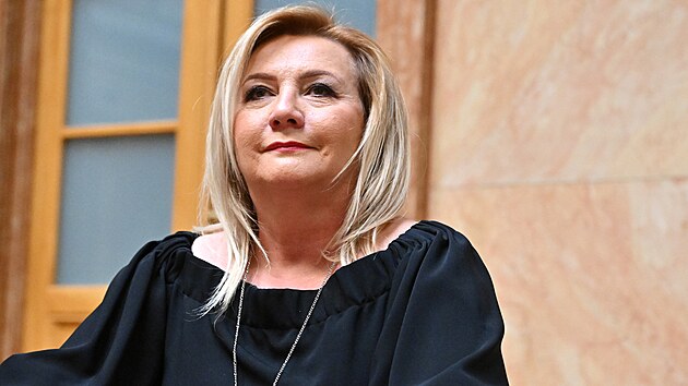 fka poslanc ANO Alena Schillerov na jednn stavnho soudu. stavn soud rozhodl, e dchodov reforma plat. Odmtl stnost hnut ANO. (9. ervence 2025)