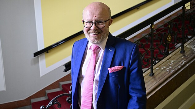 Ministr zdravotnictví Vlastimil Válek pichází na jednání vlády (9. ervence...