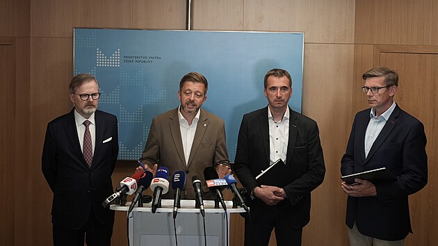Premir Petr Fiala, ministr vnitra Vt Rakuan, ministr prmyslu a obchodu Luk Vlek a ministr dopravy Martin Kupka po jednn stednho krizovho tbu kvli rozshlmu vpadku elektriny v esku