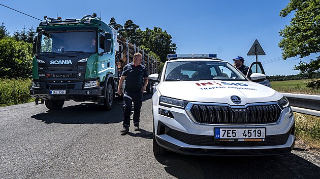 �innost zahajuje Inspekce silni�n� dopravy, nov� slo�ka s pr�vem zastavovat auta a kamiony, v�it je, zji��ovat jejich technick� stav a dal�� poru�en� z�kon�.