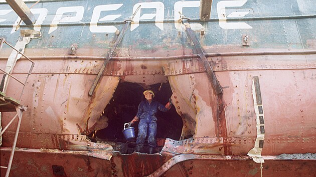 Fotografie ukazuje znien trup vlajkov lodi Greenpeace Rainbow Warrior. (1. srpna 1985)