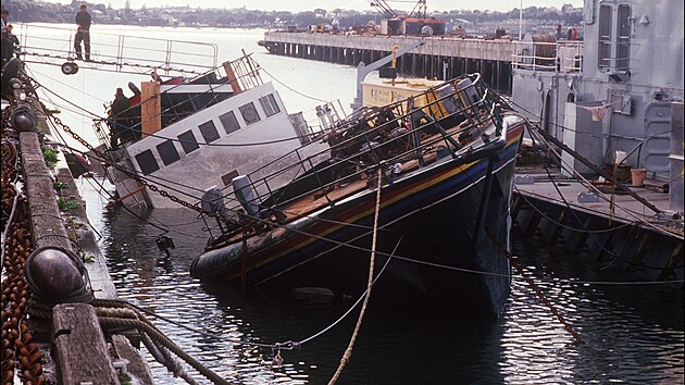 Fotografie lodi ekologick organizace Greenpeace Rainbow Warrior, kterou 10. ervence 1985 potopily francouzsk tajn sluby v ztoce u Aucklandu. (14. srpna 1985)