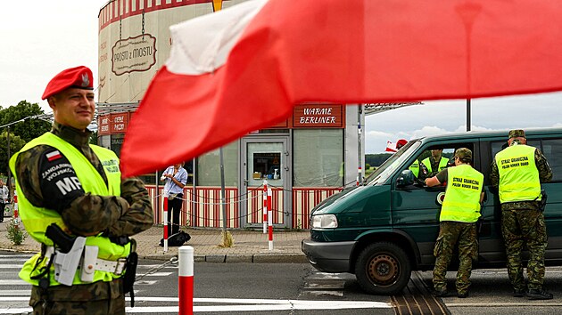 Polsk pohranin str kontroluje vozidla na hraninm pechodu s Nmeckem v polskch Slubicch. (7. ervence 2025)