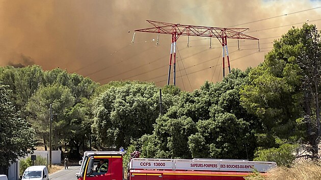 Na snmku poskytnutm hasiskm sborem SDIS13 stoup z poru nedaleko Marseille kou. (8. ervence 2025)