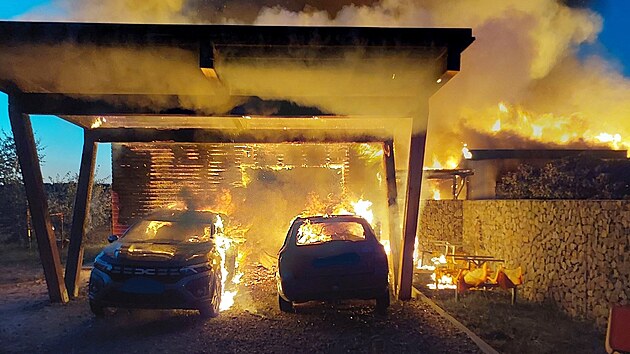 Ohe se rozil i na garov psteek, pod kterm stla auta. (3. ervence 2025)