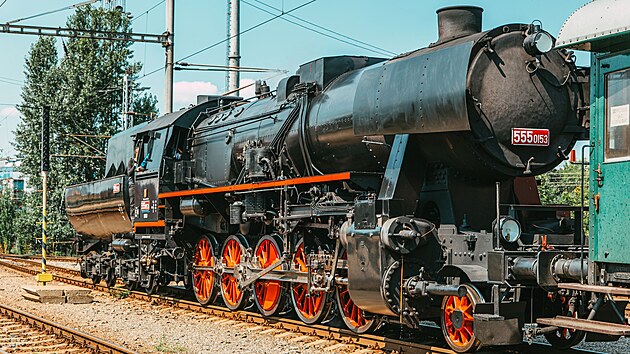 Na pravideln sobotn jzdy z Doln Lipky je nasazovna parn lokomotiva 555.0153 znmj pod pezdvkou Nmka.