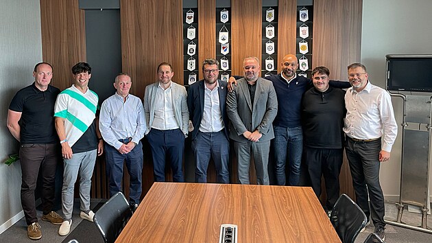 Zstupci LFA s pedstaviteli Fotbalov asociace Walesu (FAW) v Praze.