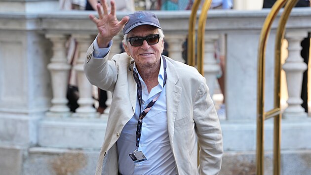 Ke karlovarskmu hotelu Pupp pijela hlavn hvzda letonho filmovho festivalu, herec Michael Douglas. (5. ervence 2025)