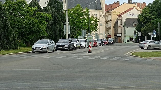 Na vjezdu z nmst a z ulice Karla IV. se te pravideln tvo kolony. (3. 7. 2025)