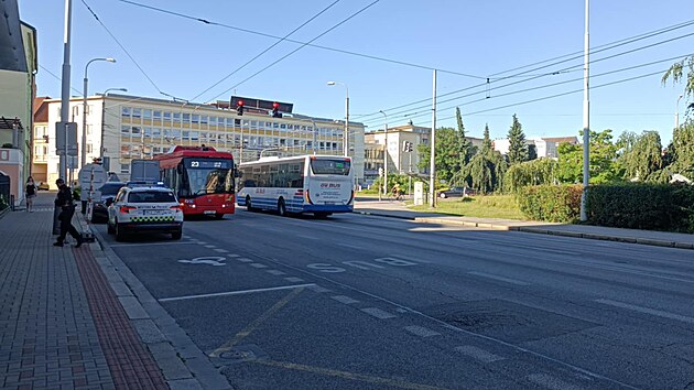 Mstsk policie hldkuje v mst, kde je kvli uzavrce zkaz vjezdu. Neplat pro hromadnou dopravu. (3. 7. 2025)