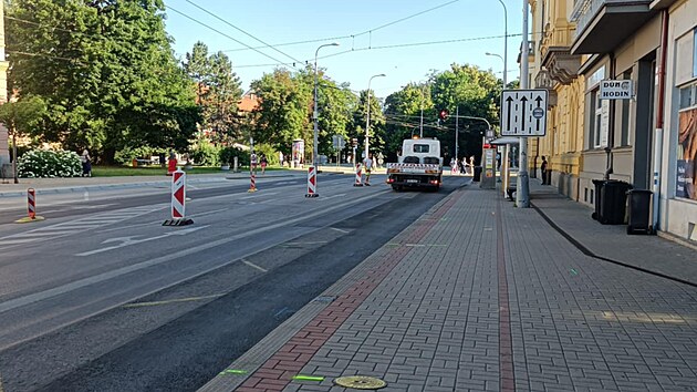 Dopravn podnik vyuil uzavrku k oprav zastvky naproti hlavn pot. (3. 7. 2025)