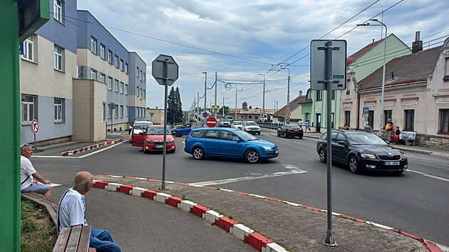 idim se od nemocnice velmi patn najd na Kyjevskou ulici. Auta ve pice kiovatku asto ucpou. (3. ervence 2025)