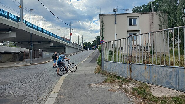 idim se od nemocnice velmi patn najd na Kyjevskou ulici. Auta ve pice kiovatku asto ucpou. (3. ervence 2025)