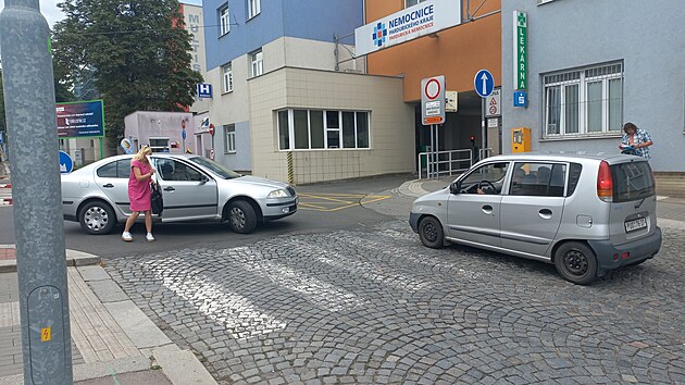 idim se od nemocnice velmi patn najd na Kyjevskou ulici. Auta ve pice kiovatku asto ucpou. (3. ervence 2025)