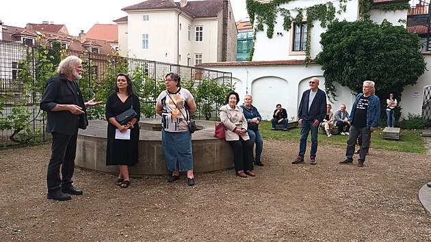 Vernise vstavy v Litomicch se astnil i Petr Csaovsk (zcela vlevo).